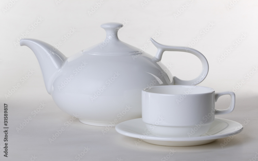 White teapot with a mug White teapot with a mug