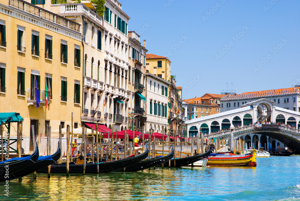 Fototapeta premium Venice Grand canal with gondolas and Rialto Bridge, Italy