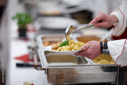 Fototapeta Naklejka Na Ścianę i Meble -  Koch serviert am Buffet