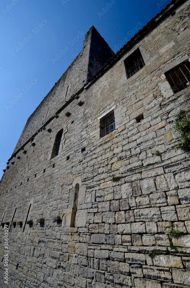 Les murs de la tour Monréal à Sauveterre de Béarn
