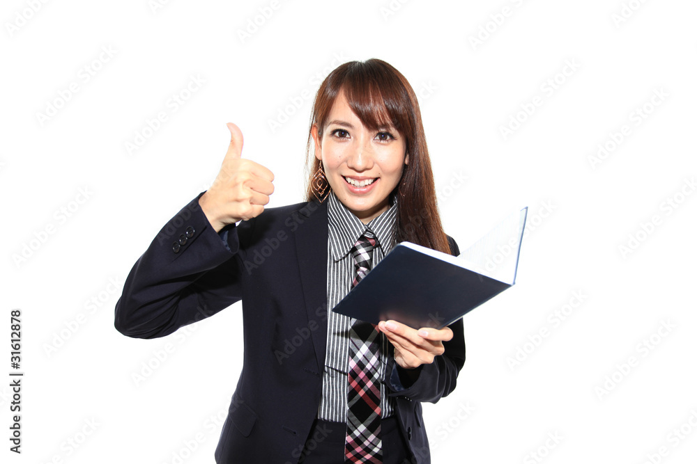 スケジュール帳を確認する笑顔の女性