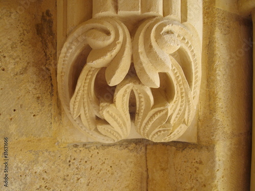 Sculpture florale au pied d'une voûte