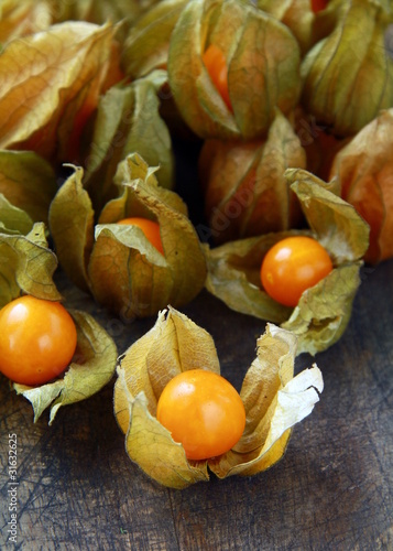 Fotografía yellow organic physalis on a wooden board