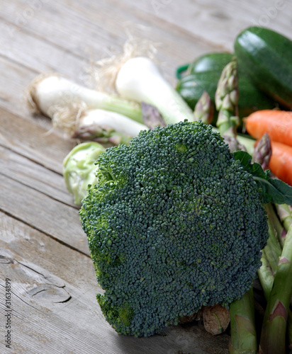 broccoli con asparagi e cipollotti photo