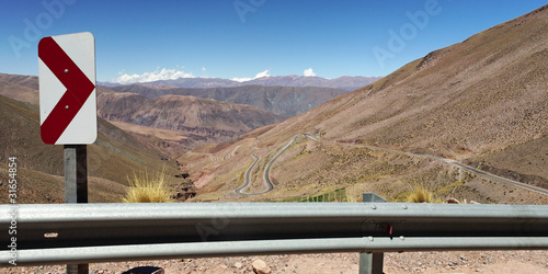 barrière de sécurité sur la descente en lacets de l'altiplano photo