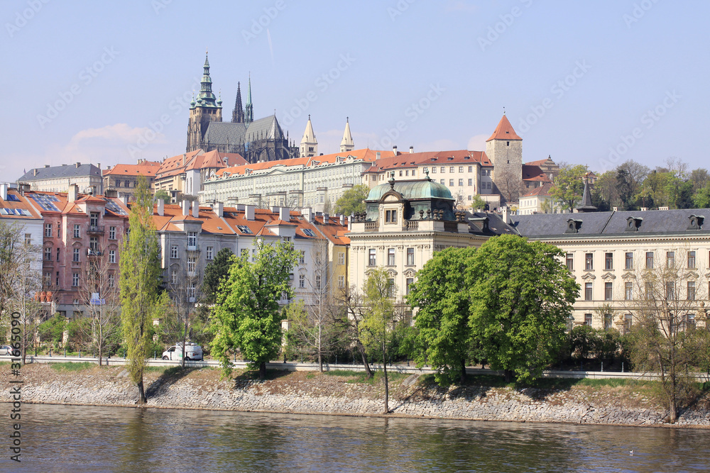 Obraz premium Widok na wiosnę gotycki Zamek Praski nad Wełtawą