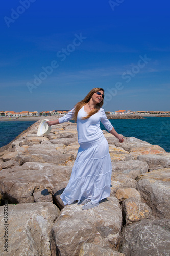 jeune femme heureuse au soleil