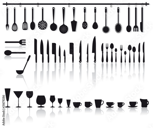 set di posate, coltelli, bicchieri e altri attrezzi da cucina