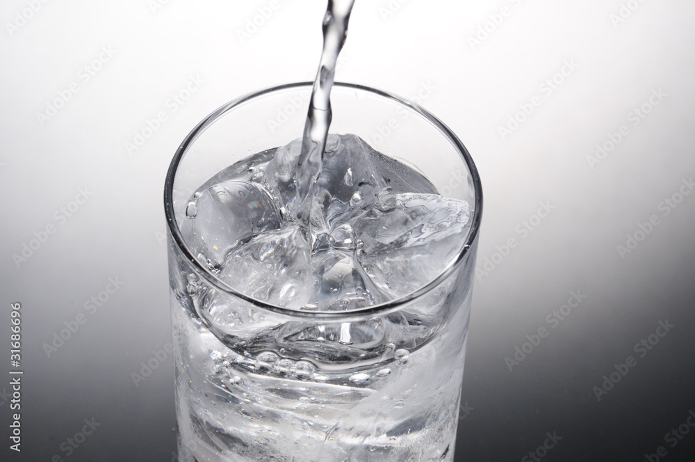 水を注ぐグラス 水を注ぐグラス