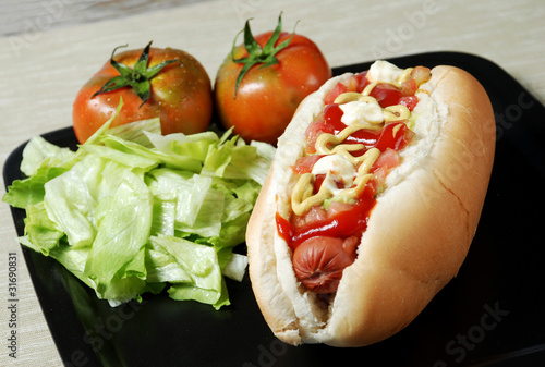 hotdog con insalata e pomodori