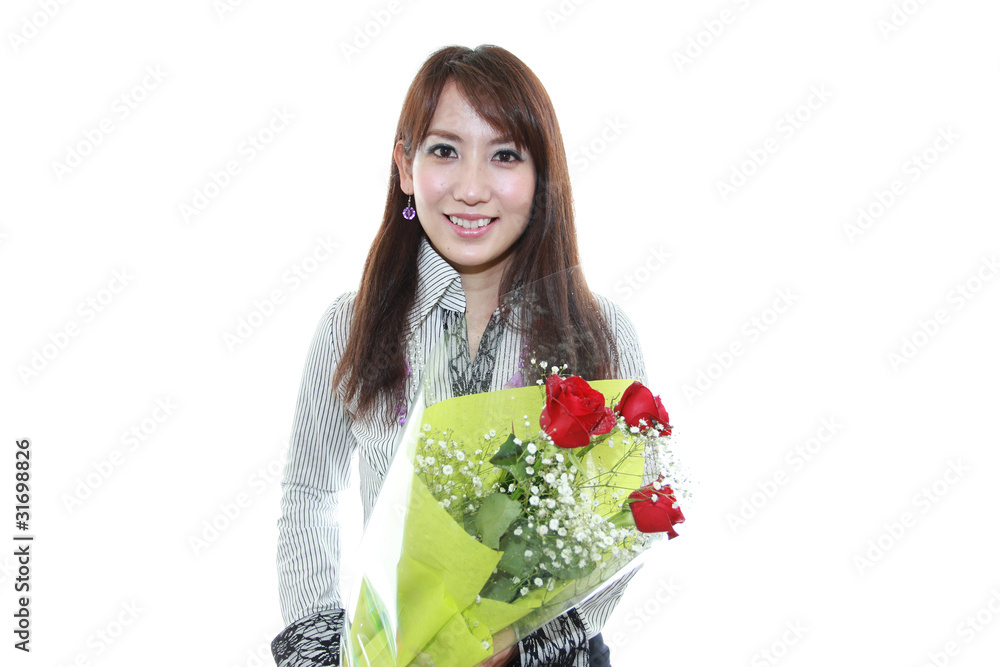 花束を持っている笑顔の女性