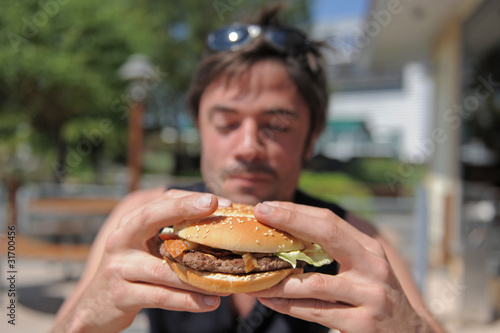 homme et hamburger