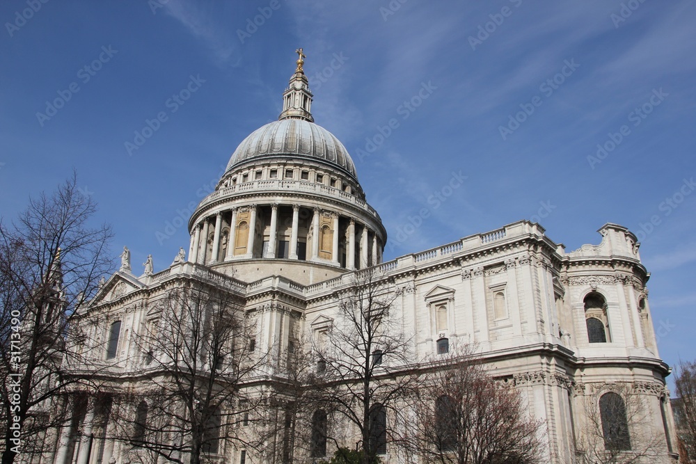 St. Pauls Cathedrale bei strahlend blauem Himmel