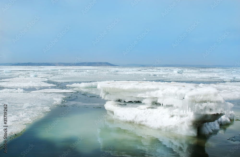 Obraz premium breaking spring floating ice