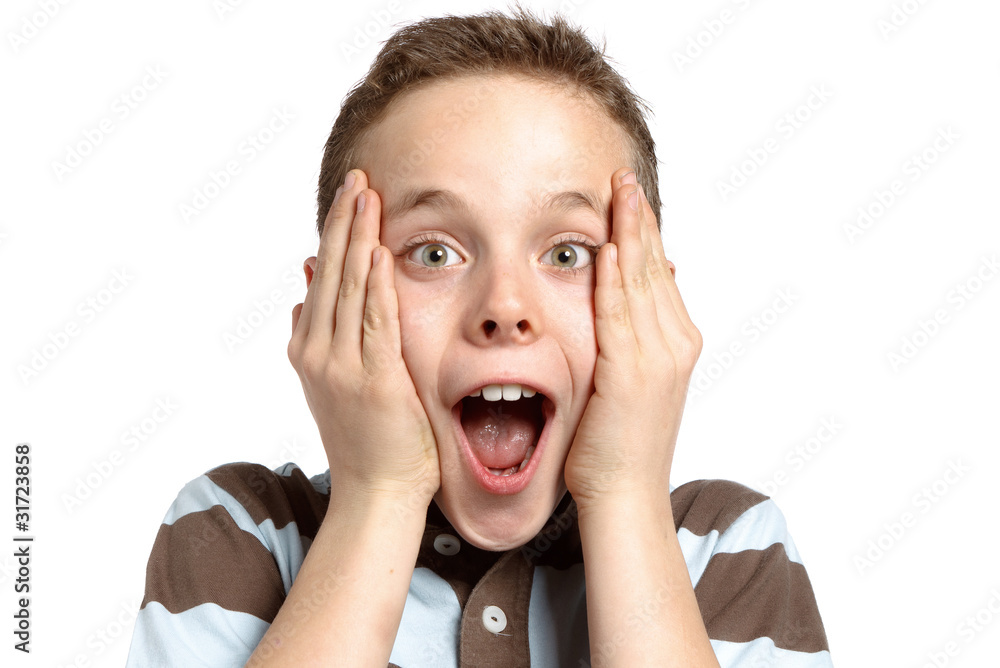 junge hält sich erschrocken die hände im gesicht junge hält sich erschrocken die hände im gesicht
