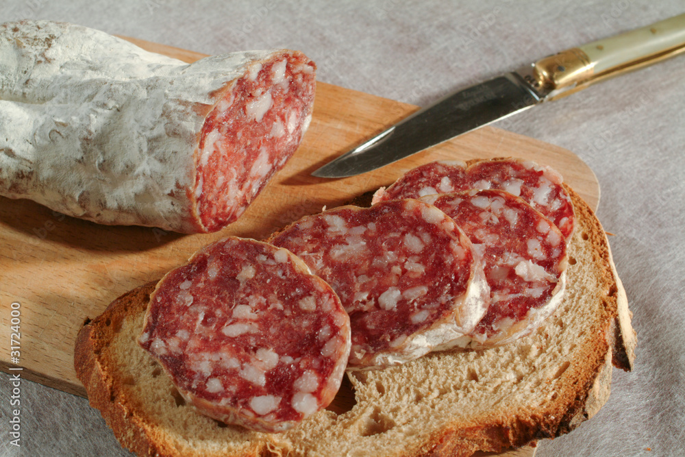 Pain et saucisson