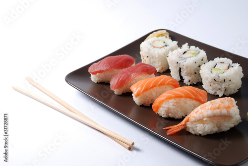 sushi su piatto marrone