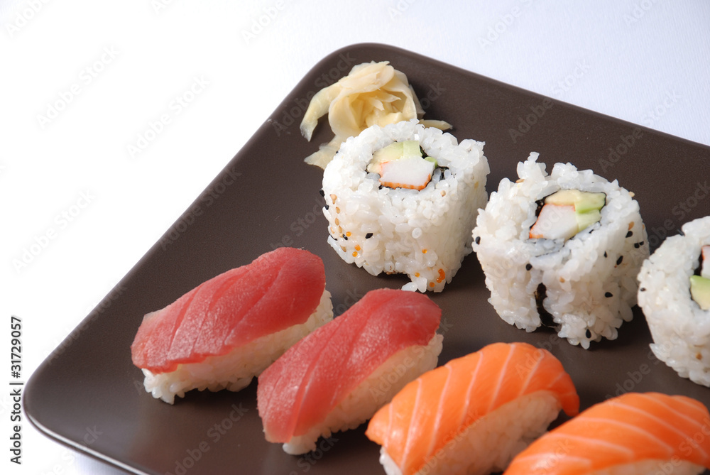 close up di piatto misto di sushi con zenzero close up di piatto misto di sushi con zenzero