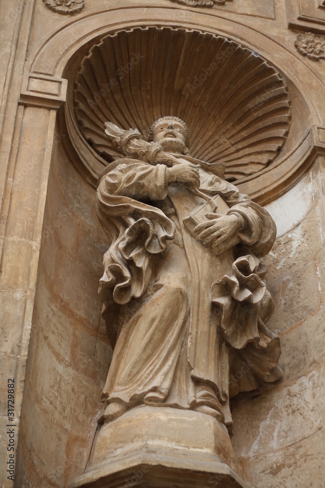 statua di santo sulla facciata di una chiesa barocca a Modica