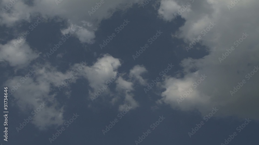Wolkenflug am blauen Himmel, Zeitrafferaufnahme Wolkenflug am blauen Himmel, Zeitrafferaufnahme