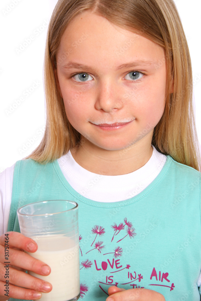 Mädchen trinkt Milch Mädchen trinkt Milch