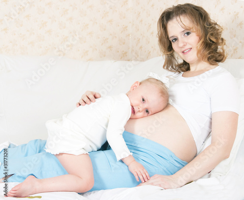 Принти на полотні Mother pregnant and surprised goggle-eyed child