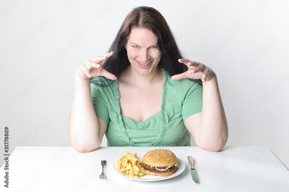 Übergewichtige Frau ist scharf auf einen Hamburger Übergewichtige Frau ist scharf auf einen Hamburger