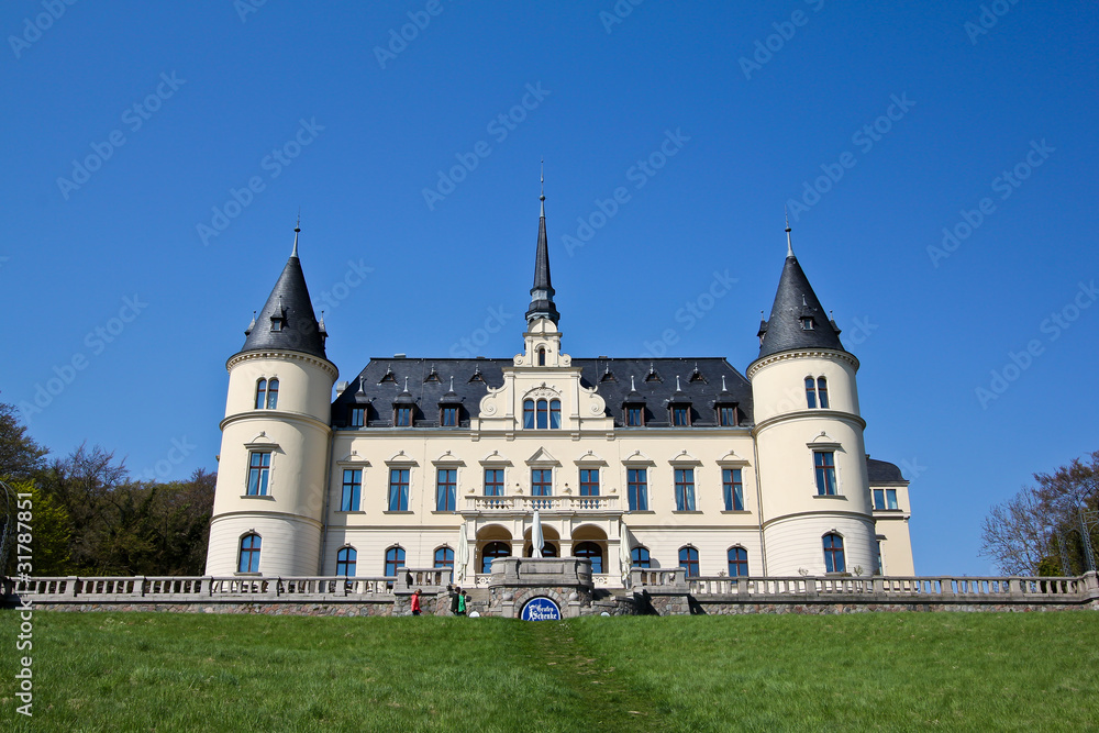 Schloss Schloß Ralswiek auf der Insel Rügen