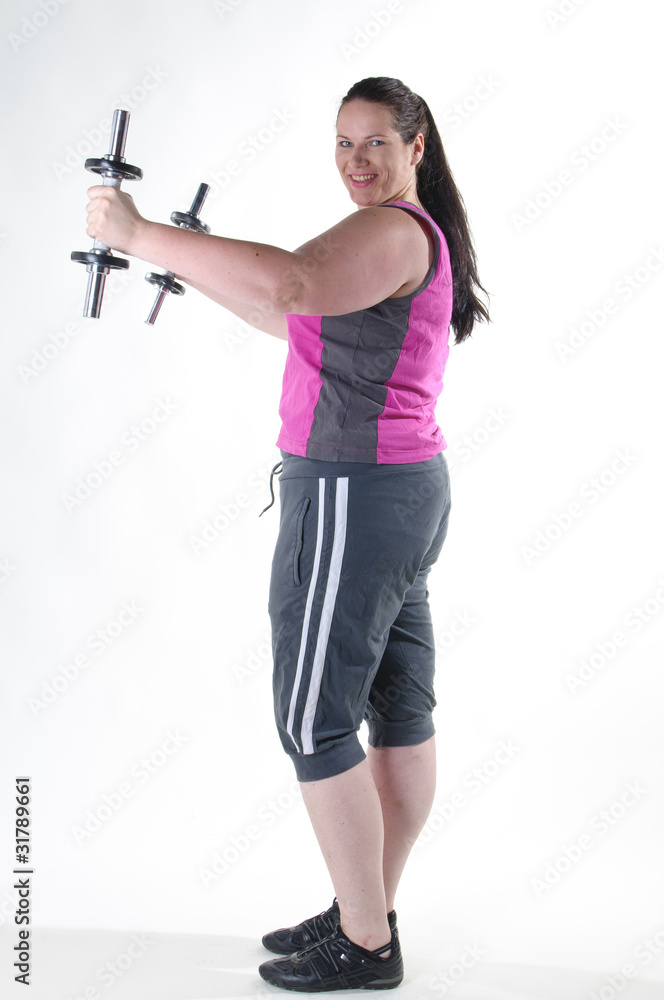 Übergewichtige Frau macht Hanteltraining mit Spaß Übergewichtige Frau macht Hanteltraining mit Spaß