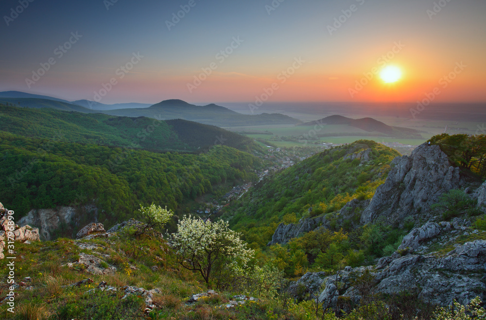 Naklejka premium Sunset in green mountain