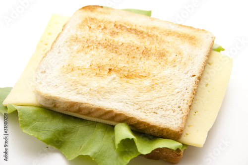 Toastbrot mit Käse und Salatblatt