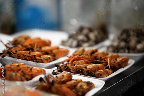 Obraz na płótnie Barquettes de gambas grillées sur le marché de Chiang Mai