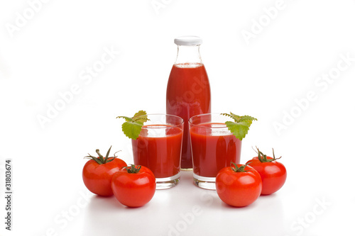 Zwei Gläser Tomatensaft mit Flasche und Tomaten
