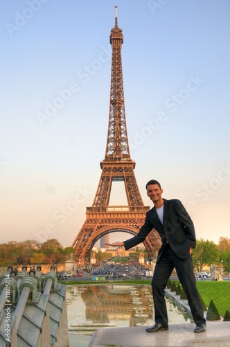 Paris / Männermodel vor dem Eiffelturm © XtravaganT