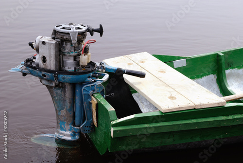 Подвесной лодочный мотор закрепленный на транце