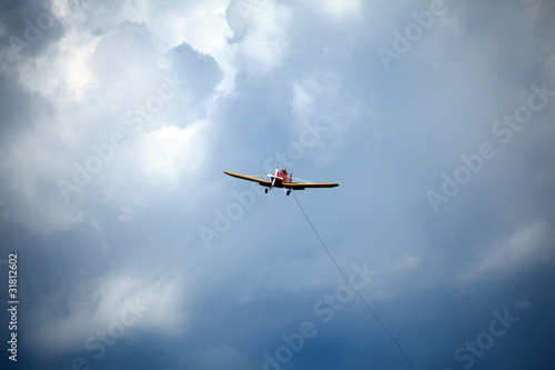 rientro aereo trainatore con cielo tempestoso photo