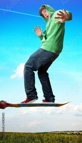 Junger Mann mit Skateboard 544 hinte photo