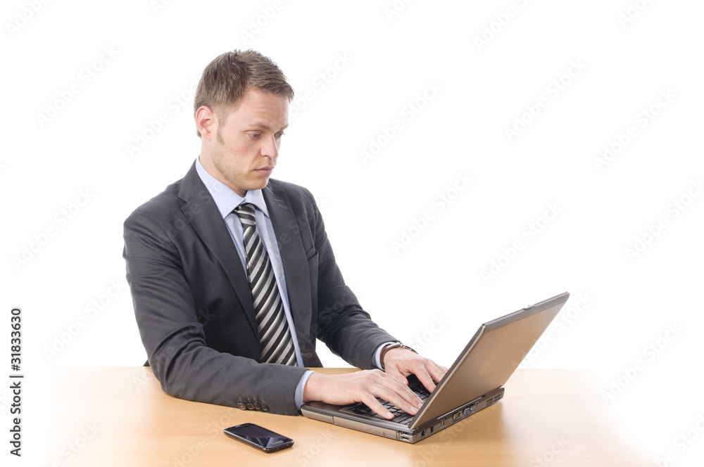 Junger Manager überlegt am Laptop Junger Manager überlegt am Laptop