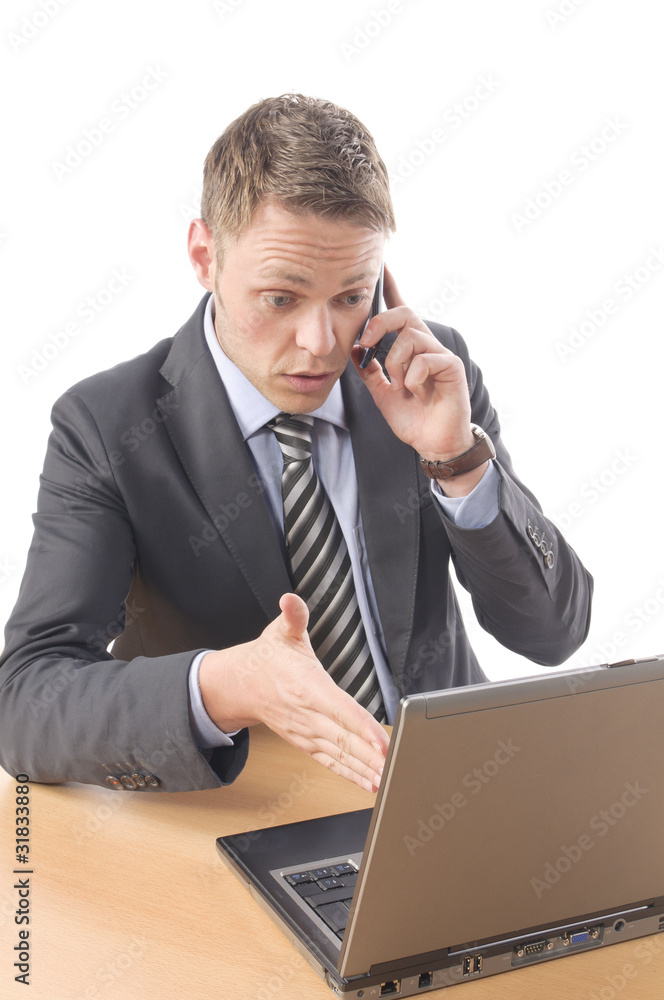Manager arbeitet am Laptop und telefoniert Manager arbeitet am Laptop und telefoniert