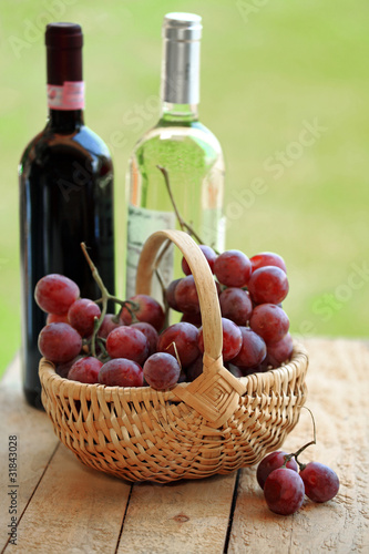 composizione con cestino d'uva e vini
