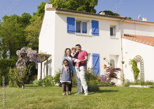 Famille devant la maison