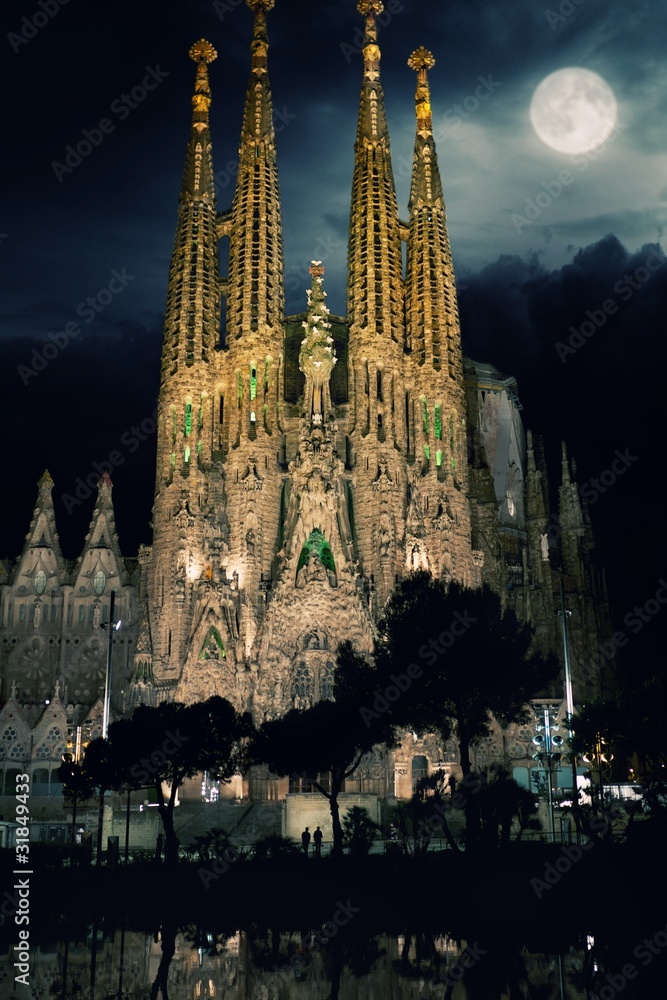 Obraz premium La Sagrada Familia -Cathedral designed by Gaudi at night.