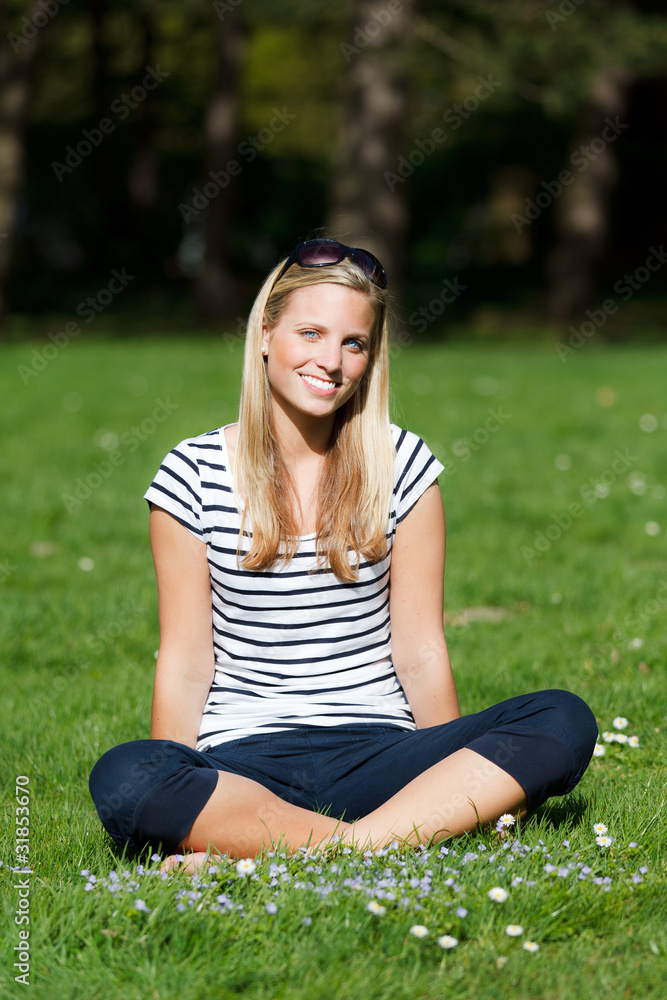 junge studentin sitzt im gras