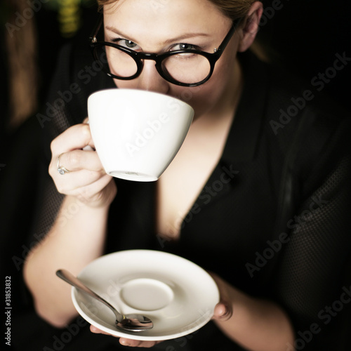 Geschäftsfrau trinkt Kaffee