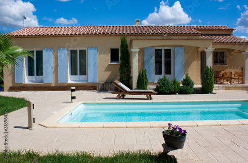 Maison provençale et sa pisicne