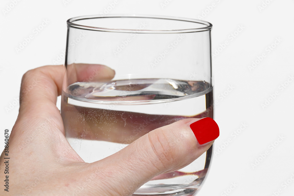Mano di donna che tiene un bicchiere d'acqua Stock Photo | Adobe Stock