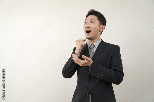 なるほどと手を打つスーツ姿の日本人