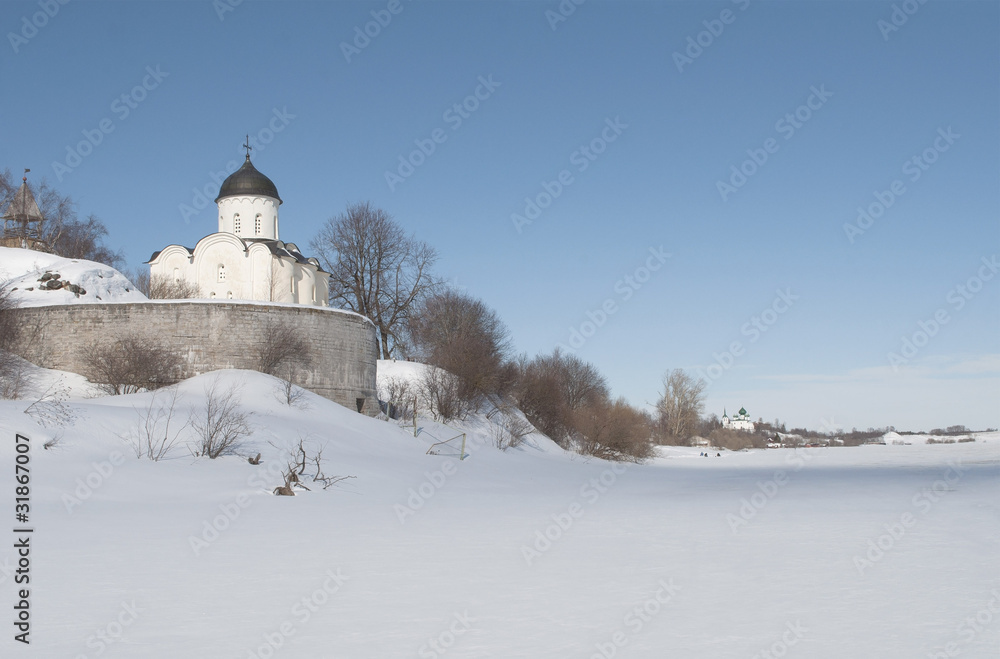 Зимний берег реки  Волхов у Староладожской крепости.