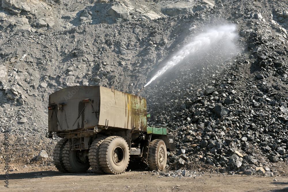 Obraz premium The hydromonitor waters a dredge face