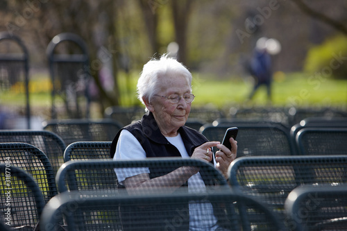 Nette alte Dame im Park sitzend 6 © fotofuerst